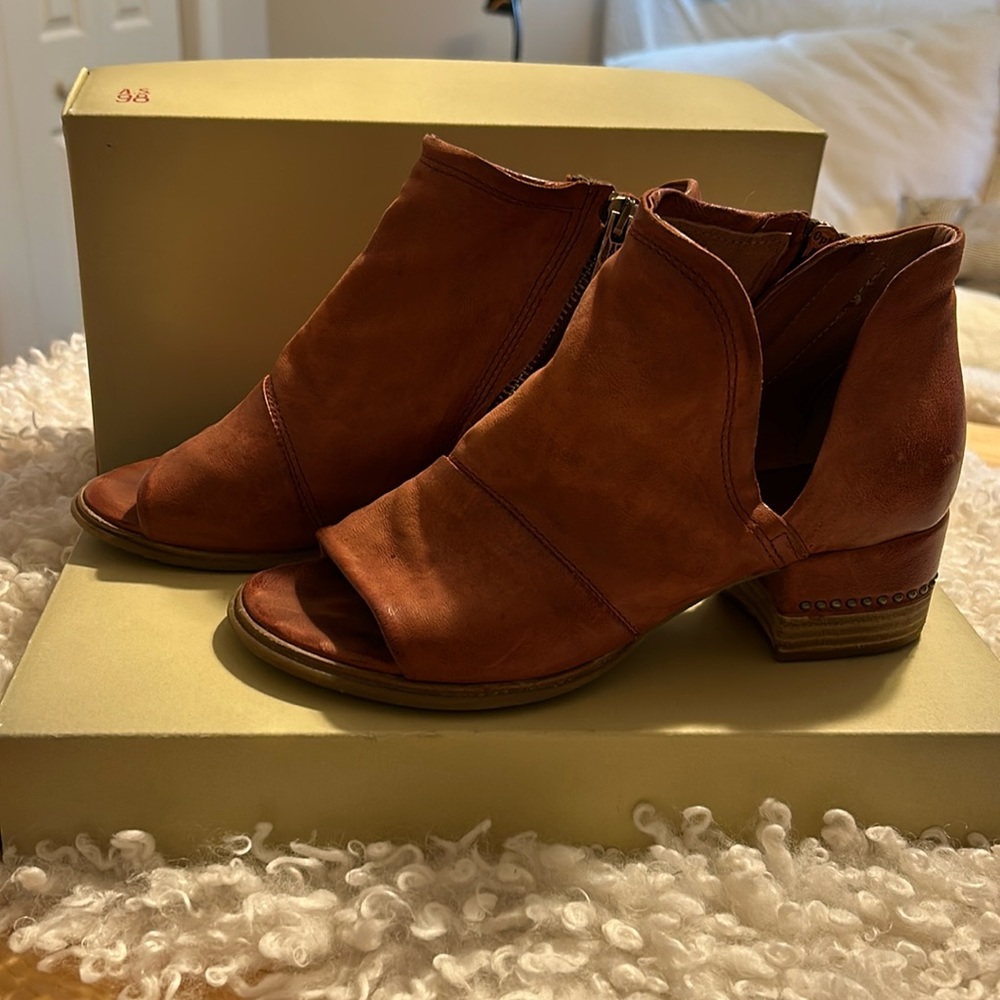 AS 98 distressed toeless booties.  Sz 36
